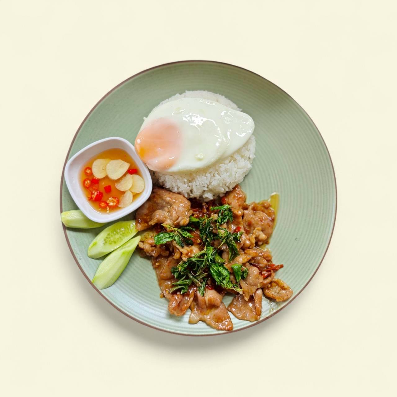 กะเพราสันคอหมูสไลด์ ไข่ดาวเยิ้มๆ 